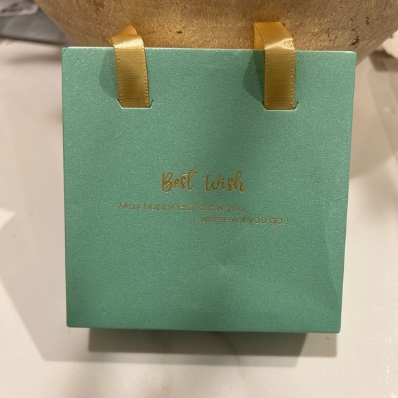 ✨NWT White Pearl Petal Drop Earrings ✨ with GIFT BOX 🎁 - Picture 3 of 4